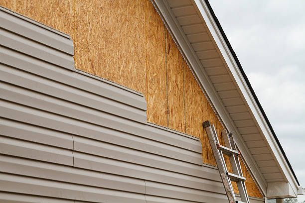 Professional Wood Siding technician working in Hewlett, NY